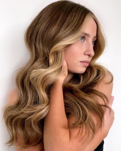 Golden Blonde Hair for Women with Pale Skin Women With Pale Skin, Blonde With Money Piece, Hair Colors For Pale Skin, Colors For Pale Skin, White Blonde Hair Color, Dark Hair Pale Skin, Balayage Hair Honey, Pale Skin Hair Color, Champagne Blonde Hair