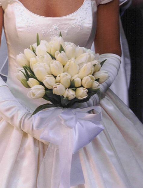 white tulips Wedding Bouquets Tulips, Tulip Bouquet Wedding, Tulip Bridal Bouquet, White Tulip Bouquet, White Orchid Bouquet, Bride Bouquets White, Carnation Wedding, Brides Flowers Bouquet, Wedding Flowers Tulips