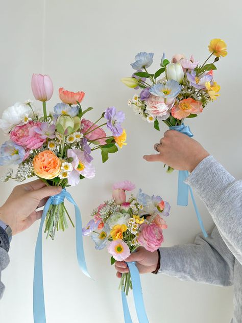 Spring Wedding Bridesmaids Bouquet, Wildflower Wedding Theme Bouquet, Wedding Venues Pastel, Bridesmaids Bouquets Wildflowers, Different Types Of Wedding Bouquets, Whimsical Flower Bouquet Wedding, Colorful Boho Wedding Flowers, Colorful Bouquet Bridesmaids, Garden Style Flower Arrangement Wedding