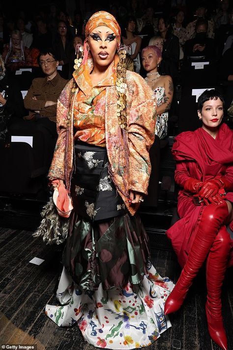 Doja Cat Fashion Week, Doja Cat Fashion, Layered Maxi Skirt, Orange Floral Top, Nyc Fashion Week, Arte Punk, Orange Jacket, Black Maxi Skirt, The Vivienne