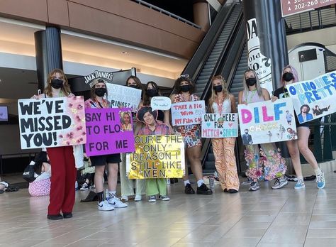 #harrystyles #loveontour Concert Signs, Hslot Outfit Ideas, Harry Styles Outfit, Harry Styles Poster, Harry Styles Tour, Harry Styles Aesthetic, Fan Poster, Harry Styles Concert, Harry Styles Pictures