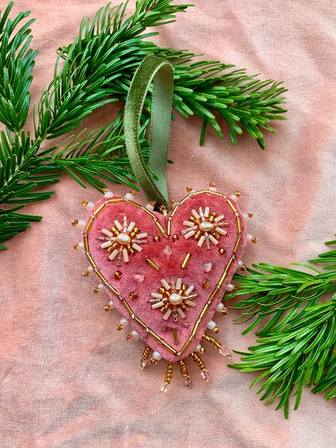 Millie Amber, Joulun Aika, Deco Pastel, Christmas Sewing Projects, Felt Embroidery, Christmas Inspo, Felt Christmas Ornaments, Christmas Sewing, Heart Ornament