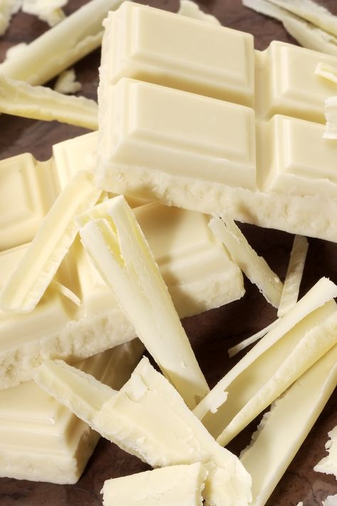 Tempering White Chocolate, Colourful Chocolates, Choco Wallpaper, White Chocolate Recipes Desserts, Chocolate Tempering, White Chocolat, White Chocolate Desserts, Melted White Chocolate, How To Temper Chocolate