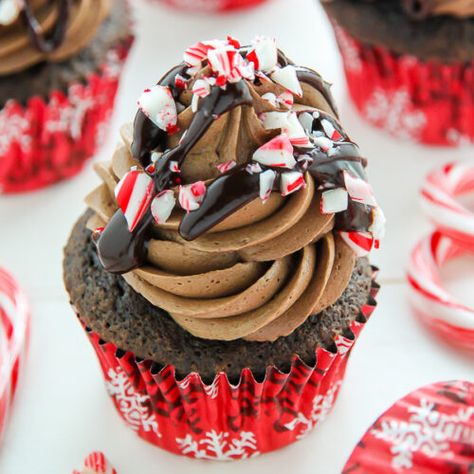 Vegan Peppermint Mocha, Peppermint Mocha Cupcakes, Chocolate Peppermint Cupcakes, Vegan Cupcake Recipes, Peppermint Cupcakes, Christmas Cupcakes Recipes, Peppermint Recipes, Mocha Cupcakes, Chocolate Cupcakes Moist