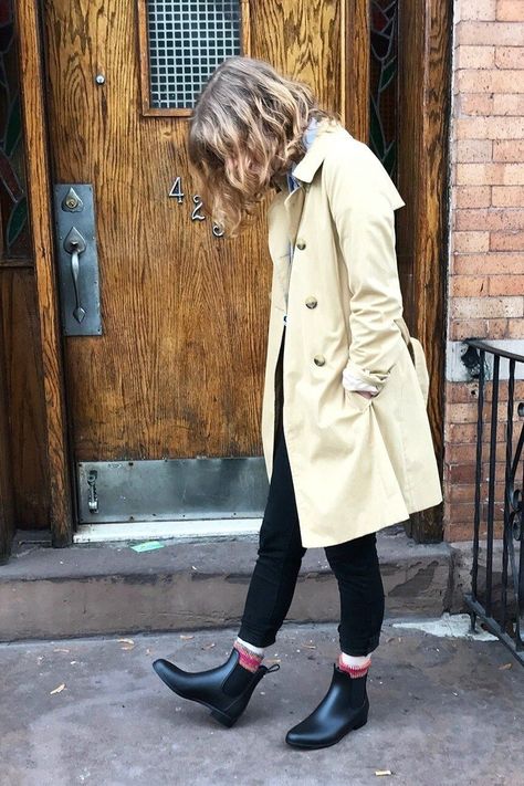 Rain Shoes Aesthetic, Spring Chelsea Boot Outfit, Shoes For Rain, Hunter Chelsea Rain Boots Outfit, Chelsea Rain Boots Outfit Fall, Rain Shoes Outfit, How To Wear Rain Boots Outfits, Rain Boots Work Outfit, Styling Rain Boots Outfit