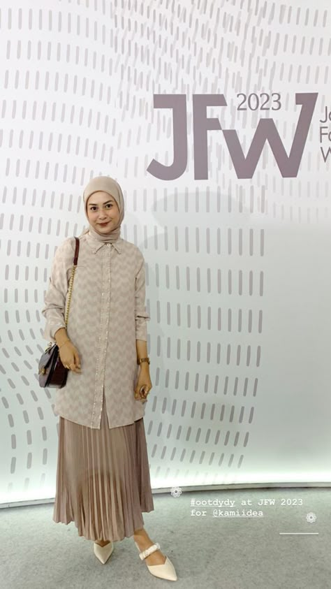 Mix And Match Outfits Hijab Casual, Outfit Ke Kampus, Mom Clothing Style, Outfit Hijab Casual Rok, Aesthetic Outfits Hijab, Ootd Kondangan Hijab Styles Casual, Mix And Match Outfits Hijab, Outfit Ngampus, Ootd Hijab Style