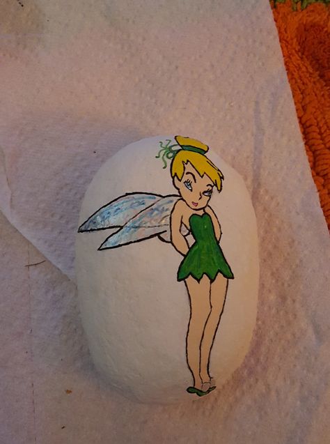 Tinkerbell Disney painted rock Painted Garden Rocks, Rocks Painting, Tinkerbell Disney, Rock Painting Tutorial, Rainbow Rocks, Rock Ideas, Kindness Rocks, Rock Painting Designs, Love Rocks