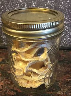 Dehydrated rutabaga in a mason jar Extreme Cheapskates, Vegetable Chips, Eye Sight Improvement, Dehydrated Food, Good Eat, People Eating, Dehydrator Recipes, Root Vegetables, Eating Raw