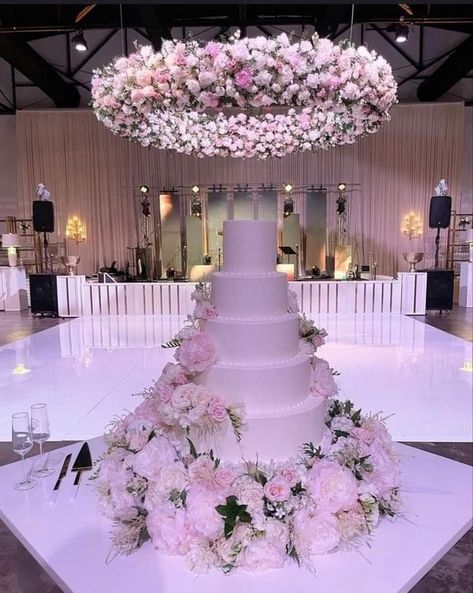 Giant Wedding Cakes Elegant, Massive Wedding Cake, Coloured Wedding Dress Different, Wedding Cakes Big, Wedding Cake Pink, Huge Wedding Cakes, Cake World, Large Wedding Cakes, Fairytale Wedding Dress