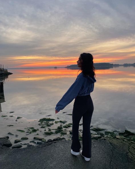 sunset, winter, aesthetic, pose ideas, instagram post ideas, beach, outfits Beach Sunset Outfit, Aesthetic Pose Ideas, Beach Aesthetic Outfits, 2023 Vibes, Pose Ideas Instagram, Sunset Outfit, Sunset Winter, Sunset Pic, Aesthetic Pose