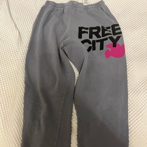 Grey Free City sweatpants with pink and black design, rare Free City Sweats, Free City Sweatpants Outfit, Free City Sweatpants, Sweatpants Aesthetic, Low Rise Sweatpants, Pink Pants Outfit, Seasonal Outfits, Cute Online Clothing Stores, Dream Wishlist