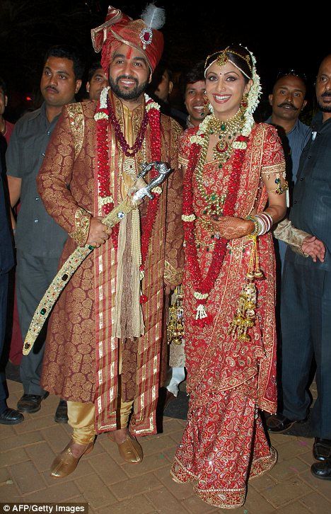 Shetty Wedding, Bollywood Wedding Dress, Tarun Tahiliani Bridal, भारतीय दुल्हन संबंधी, Indian Bridal Couture, Celebrity Wedding Photos, Wall Screen, Baju Kahwin, Bridal Trousseau