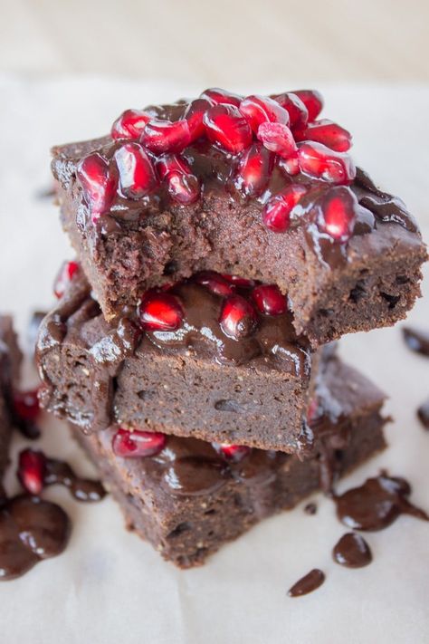 Fudgy Cocoa Pomegranate Brownies - Natalie's Health Healthy Valentines Treats, Strawberry Nice Cream, Vegan Chocolate Brownies, Healthy Valentines, Dark Chocolate Brownies, Dessert For Two, Valentines Day Desserts, Valentine's Day Recipes, Köstliche Desserts