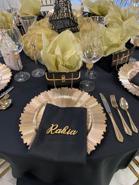 Black And Gold Tablescape, Birthday Tablescape, Gold Theme Birthday, Black Plastic Plates, Black Round Table, Event Decor Ideas, Round Wedding Tables, Party Decorations Table, Regal Wedding