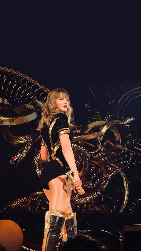 Taylor Swift Performing, Reputation Tour, Taylor Swift Legs, Taylor Swift Fotos, Taylor Swift Tour Outfits, Swift Tour, Taylor Swift Cute, Estilo Taylor Swift, Taylor Swift Posters