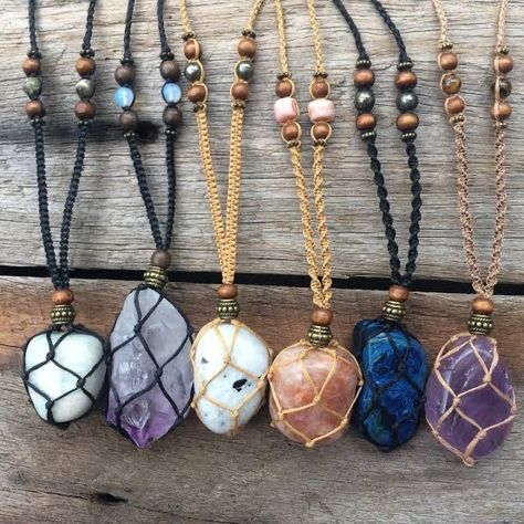 Macrame Stone Wrap, Macrame Simple, Crystal Necklace Diy, Crystal Jewelry Ideas, Crystal Jewelry Diy, Macrame Colar, Crystal Stone Jewelry, Stone Wrapping, Jewelry Simple