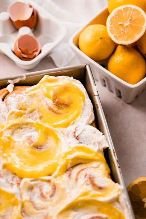 Lemon Rolls with Lemon Curd Lemon Sweet Rolls, Sweet Rolls Recipe, Lemon Rolls, Filled Bread, Lemon Tiramisu, Sour Cream Frosting, Sweet Bread Rolls, Danish Pastries, Sweet Roll Recipe