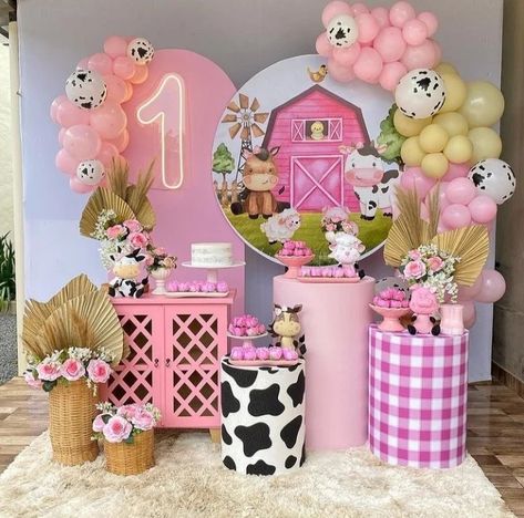 Pink Barnyard Party, Farm Birthday Cakes, Farm Party Decorations, Cow Birthday Parties, Barnyard Birthday Party, Farm Theme Birthday, Farm Animals Birthday Party, Farm Themed Birthday Party, Cowgirl Birthday Party