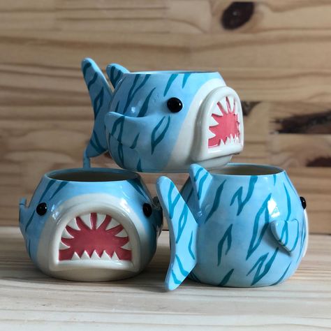 Shark Pinch Pot, Shark Pottery Painting, Pinch Pot Animals Ceramics, Simple Pinch Pot Ideas, Cute Shark Stuff, Pinch Pot Ideas Ceramics Animals, Pinch Pot Animal, Clay Pinch Pot Ideas, Animal Pinch Pots