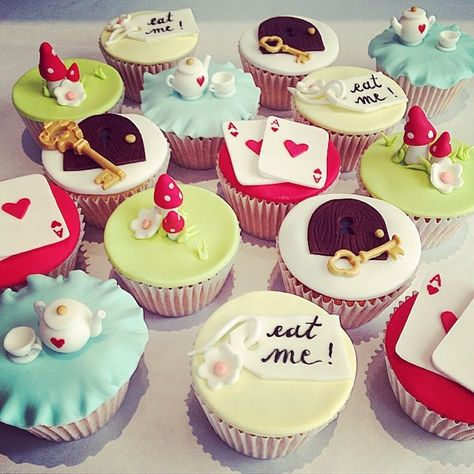 Wonderland Obsession Alice Bakery, Cakes Disney, Cakes Graduation, Castle Cakes, Alice In Wonderland Cupcakes, Cake Castle, Disney Cupcakes, Paris Cakes, Disney Desserts