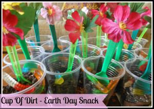 Dirt cake snack & the flower spoons are so cute! Earth Day Snacks, Cup Snacks, Dirt Dessert, Dirt Cup, Earth Activities, Kids Brunch, Dirt Cups, Day Earth, About Earth