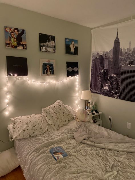 Lana Feel Rey Aesthetic Room, Lana Del Ray Inspired Room, Lana Room Decor, Room Lana Del Rey Aesthetic, Room Ideas Aesthetic Lana Del Rey, Lana Del Rey Inspired Room Decor, Lana Del Ray Bedroom, Lana Del Rey Dorm Room, Room Inspo Lana Del Rey