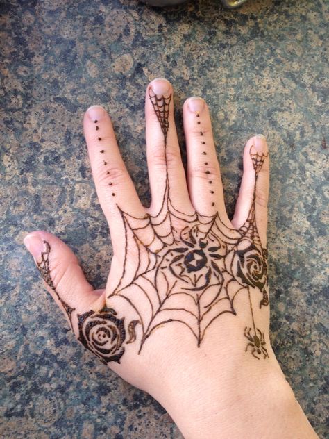 Spider web henna with two roses. One of my best works. Spider Man Henna, Mehandi Design For Kids, Spider Henna, Man Henna, Cool Henna Designs, Cute Henna Designs, Cute Henna Tattoos, Henna Style Tattoos, Henna Inspired Tattoos