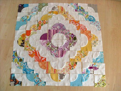 Accuquilt Drunkard's Path Tutorial  I love this pattern! Drunkards Path Quilt, Traditional Patchwork, Drunkards Path, Circle Quilts, Scrappy Quilt Patterns, Medallion Quilt, Quilting Room, Flower Quilt, Patchwork Quilt Patterns