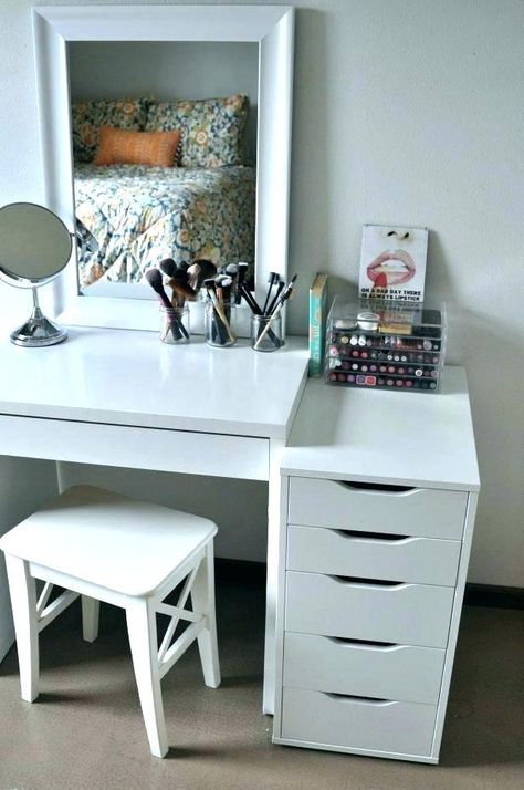 25 Beautiful DIY Vanity Mirror that is Easy and Cheap to do. Most of this projects can be done under $35! Check it out.    Vanity Mirror | Diy Vanity Mirror | Vanity Mirror Ideas | Beautiful Vanity Mirror Mirrored Bedroom Furniture, Makeup Room Decor, White Desk, Dekorasi Kamar Tidur, Bedroom Desk, Bedroom Vanity, Vanity Decor, Teen Bedroom Decor, Stylish Bedroom