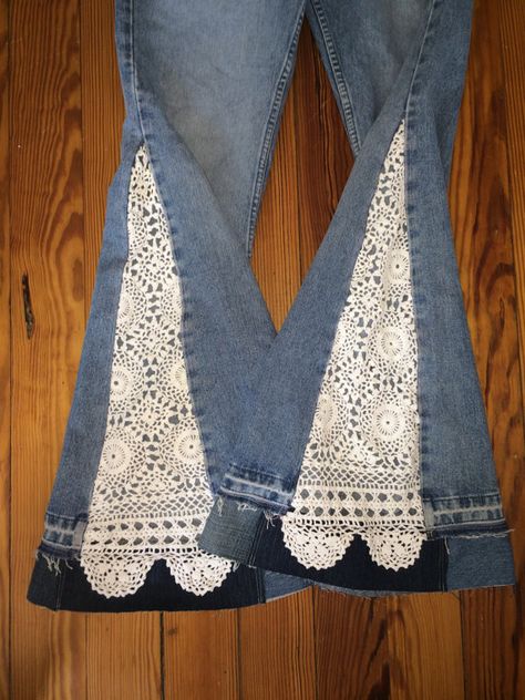 Homemade Bell Bottoms, Jean Diy, Redone Jeans, Vintage Doily, Moda Denim, Diy Jeans, Sewing Pants, Spring Hats, Recycle Jeans