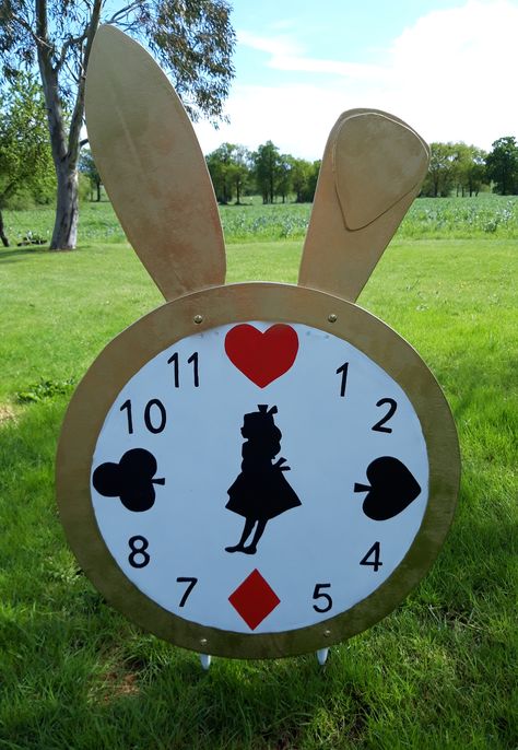 Diy Alice And Wonderland Decorations, Alice Wonderland Party Decoration, Alice And Wonderland Crafts, Disney Diy Decorations, Alice In Wonderland Diy Decorations, Diy Alice In Wonderland Decorations, Alice Decoration, Alice In Wonderland Tea Party Food, Alice In Wonderland Party Decorations