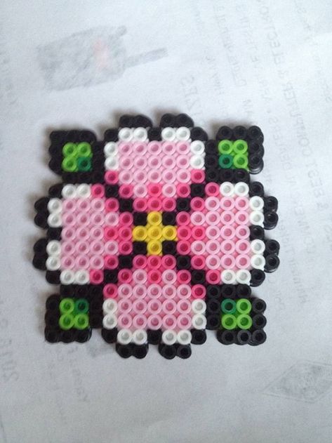 Lotus Perler Bead, Perler Beads Ideas Flowers, Flower Melty Beads, Flower Perler Bead Pattern, Hama Beads Patterns Flower, Fuse Beads Flower, Hama Beads Flower Pattern, Flower Iron Beads, Perler Ideas Cute