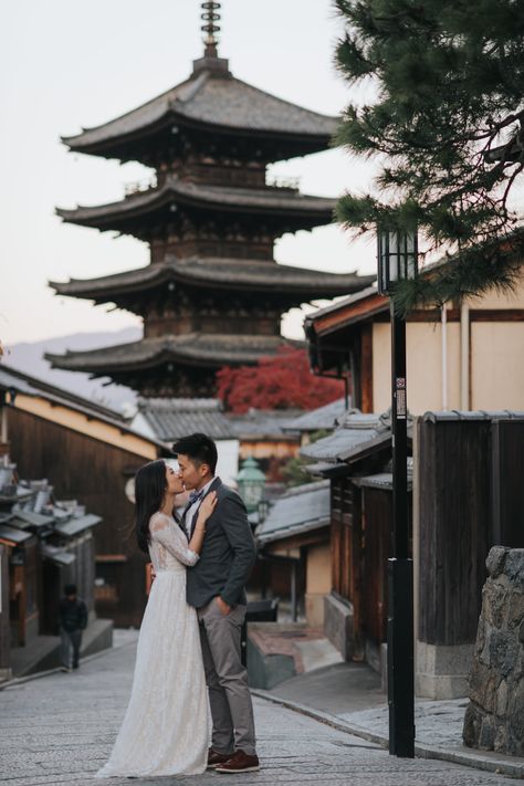 Engagement Photo in Kyoto Japan Prenup Shoot, Japan Prewedding Photo Ideas, Japan Engagement Photos, Kyoto Prewedding, Kyoto Wedding, Japan Elopement, Japan Prewedding, Prewed Photoshoot, Foreign Wedding