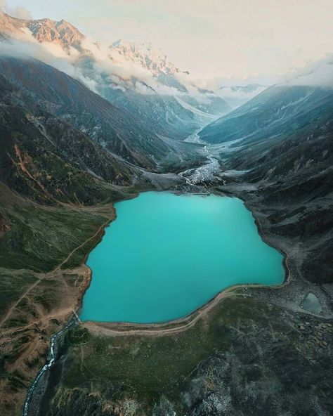 15.6k Likes, 414 Comments - Chris Betzmann Travel Vlogger (@christianbetzmann) on Instagram: “➡️RATE THIS SHOT FROM 1-10 !🇵🇰 Can't wait to explore more in the beautiful North of Pakistan soon!…” Saif Ul Malook Lake, Beautiful Pakistan, Pakistan Travel, Peaceful Places, Explore Nature, Heaven On Earth, Luxury Vacation, Countries Of The World, Tourist Destinations