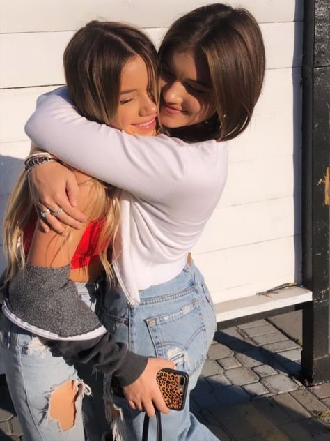 Friends Hugging Aesthetic, Hugging Aesthetic, Best Friends Hugging, Best Friend Hug, Friends Hugging, Bff Poses, Best Friend Photography, Best Friend Poses, Best Friend Photoshoot