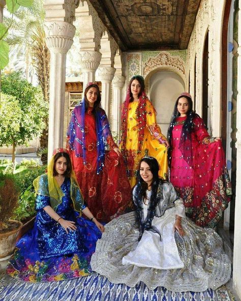 Surfing Persia (@surfingpersia) | Twitter Traditional Iranian Clothing, Persian Costume, Iranian Clothes, Persian Beauty, Folklore Fashion, Persian People, Persian Women, Shiraz Iran, Iran Culture