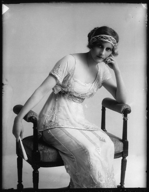 Phyllis Le Grand, actress & singer, 1911, photo by Bassano 1910s Aesthetic, Edwardian Photos, 10s Fashion, Historical Photography, Fashion 1910, Victoria Station, 1910s Fashion, Vintage Photoshoot, Dress History