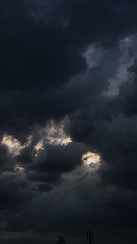 Weather Asthetic Picture, Dark Blue Clouds Aesthetic, Dark Cloudy Sky Aesthetic, Dark Sky Aesthetic, Dark Cloudy Sky, Cloudy Aesthetic, Cloudy Night Sky, Asthetic Picture White And Black, Bach Flowers