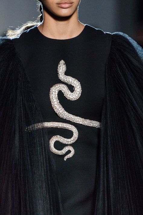 Snake Dress, Giambattista Valli Haute Couture, 2019 Couture, Couture Embroidery, Spring Couture, Karlie Kloss, Fashion Sewing Pattern, Embroidered Clothes, Giambattista Valli