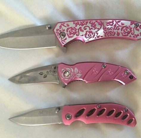 Rose pink knives Aesthetic Pocket Knife, Pink Knives, Mathilda Lando, Uno Reverse, Knife Aesthetic, Blue Sargent, Pretty Knives, Knife Collection, Cool Knives