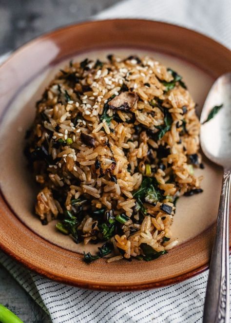 Fried Rice Cauliflower, Fried Rice Vegan, Kale Stir Fry, Mushroom Fried Rice, Crispy Kale, Shiitake Mushrooms, Fried Rice Recipe, Shiitake Mushroom, Rice Recipe