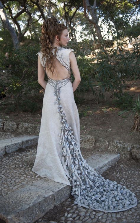 Margaery Tyrell (Natalie Dormer) poses in her wedding dress in scene from “Game of Thrones.” Courtesy of HBO.  #GOT #GameOfThrones #weddings #dresses #TV #hbo #beautiful #beautifulnow Game Of Thrones Fashion, Game Of Thrones Dress, Jamie Hince, Game Of Thrones Outfits, Got Costumes, Game Of Thrones Costumes, Margaery Tyrell, Natalie Dormer, Cersei Lannister