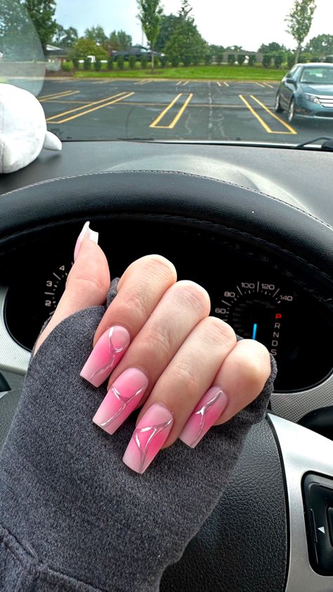 Nails With White And Pink, Aura Metallic Nails, Pink Nails Asthetics, Metalic Nails Aesthetic, Pink White Aura Nails, Nails Inspiration Pink Short, White And Pink Aura Nails, Nails Silver And Pink, Aura Nails Coffin