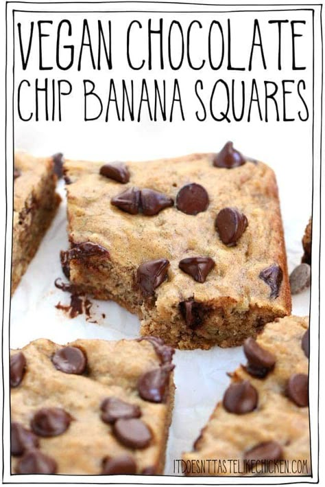 Vegan Chocolate Chip Banana Squares are the perfect after-school snack or easy dessert. Just 9 ingredients, 1 bowl, 30 minutes to make. Oil-free, dairy-free, egg-free! #itdoesnttastelikechicken #veganbaking #vegansnack Banana Squares, Desserts Quick, Smoothies Vegan, Vegan Snack Recipes, Thanksgiving Desserts Easy, Snacks Vegan, Dessert Vegan, Chocolate Chip Banana, Chocolate Squares