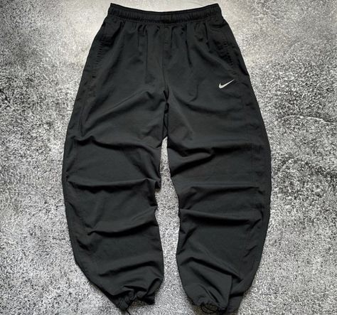 Old Nike Outfits, Old Nike Pants, Old Nike Clothes, Nylon Pants Outfit, Nike Track Pants Outfits, Nike Baggy Pants, Nike Parachute Pants, Mrp Clothing, Nike Windbreaker Pants