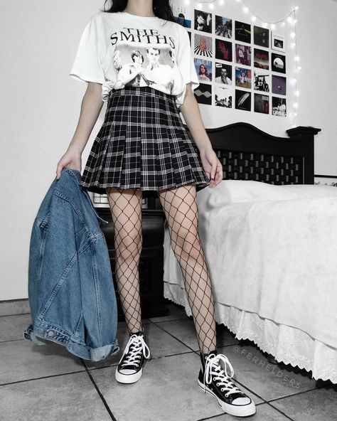 𝕱𝖊𝖗𝖓𝖆𝖓𝖉𝖆 sur Instagram : « I really love to wear oversized t-shirts🖤 do you like them? . . . . . . . . . . . . #rock #rockstyle #rocklookbook #alternativerock… » How To Style Fishnet Tights, How To Style Fishnets, Black Shorts Fashion, Black Sweater Outfit, E Girl Outfits, Tennis Skirt Outfit, Anime School, Cosplay Kawaii, Girl Cat