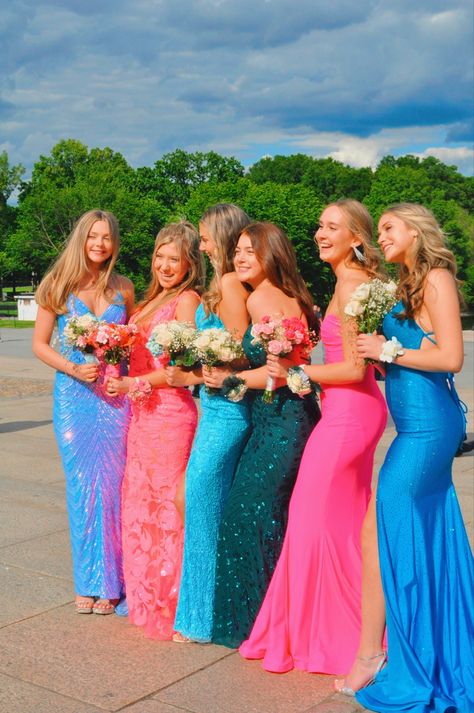 Prom Pictures Bouquet, Flower Bouquet For Homecoming, Prom Bouquet Pictures, Prom Pictures With Bouquet, Prom Pics With Bouquets, Individual Prom Poses, Aesthetic Prom Pictures, Prom Date Pictures, Prom Group Poses