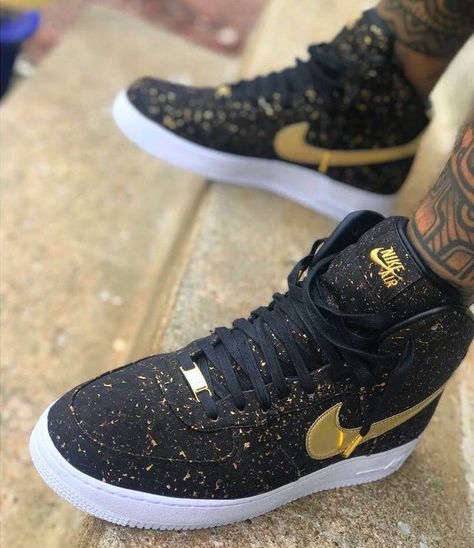 Gold Nike, Sneaker Nike, Nike Shoes Air Force, Jordan Shoes Girls, Jordan Shoes Retro, Custom Nike Shoes, All Nike Shoes, Shoes Sneakers Jordans, Nike Air Shoes