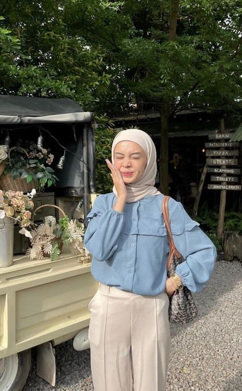 Outfit Ke Cafe, Ootd Baby Blue Hijab, Baby Blue Outfit Hijab, Ootd Celana Cream, Blue Outfit Hijab, Cream Outfit Hijab, Blue Hijab Outfit, Baby Blue Outfit, Sky Blue Outfit