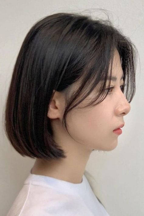 Layered Bob With Volumes Short Haircut Women With Curtain Bangs, Short Hairstyle Women Without Bangs, Short Hair With Curtain Bangs Korean, Korean Bangs Hairstyle Short, Bob With Curtain Bangs Straight Hair, Curtain Bangs Bob Hair, Short Hairstyle Women With Curtain Bangs, Korean Short Haircut For Women, Korean Curtain Bangs Short Hair